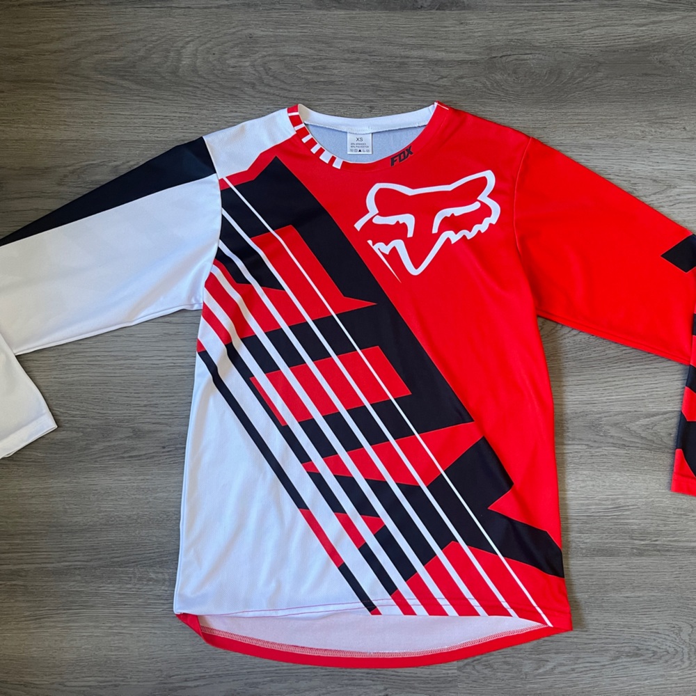 Fox racing shirt. Like new. Size XS men’s. Got it for my daughter and wore once